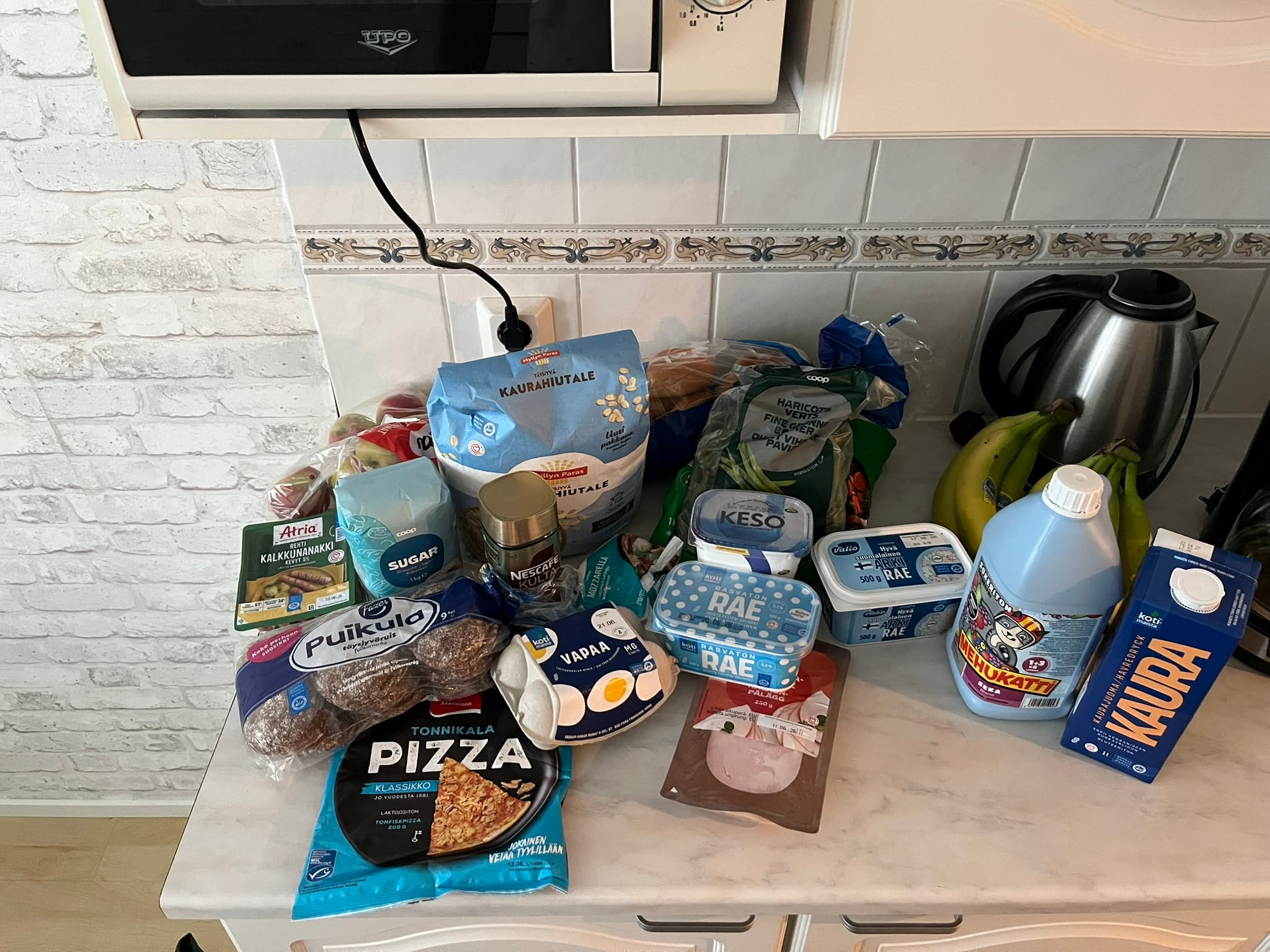 Essentials ingekocht op dag 1. Ja, ik wilde een afbakpizzaatje na 12 uur reizen.